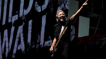 Former Pink Floyd co-founder and bass guitarist Roger Waters performs during "The Wall" tour live concert in Bucharest in this August 28, 2013, file photo. Waters says a new movie about his monumental, three-year remounting of the band's famous "The Wall" album should be seen as a protest against the growing spread of armed conflict, rather than just a concert documentary.  REUTERS/Radu Sigheti/Files (ROMANIA - Tags: ENTERTAINMENT). Foto: RADU SIGHETI/REUTERS