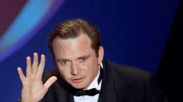 Michael Blake recebe o Oscar em março de 1991. Foto: AP Photo/Reed Saxon, File