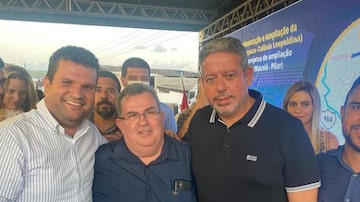 Carlos Jorge Cavalcante (primeiro à esquerda) em evento com Arthur Lira. Foto: Reprodução/Instagram/@carlosjorgeal