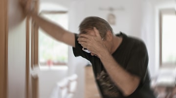 Man suffering from vertigo or dizziness or other health problem of brain or inner ear. Foto: Tunatura/Adobe Stock 