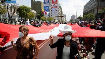 Manifestantes com bandeira do Peru em Lima. Foto: REUTERS/Sebastian Castaneda