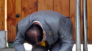 Lee Man-hee, fundador da Igreja de Jesus de Shincheonji, se ajoelha para pedir desculpas por envolvimento em surto de coronavírus na Coreia do Sul. Foto: Yonhap via Reuters