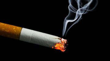 burning cigarette with smoke. Foto: nikkytok/Adobe Stock      