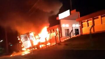 Vídeos mostram veículos incendiados na cidade de Guarapuava, no Paraná. Foto: Reprodução/ Twitter