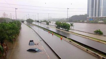 Temporal recorde fez transbordar o Rio Tietê em 2020 e o paulistano ficou ilhado; carros foram arrastados pela água