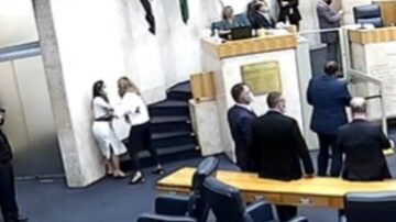 Imagens de câmera de segurança da Câmara mostram Cris Monteiro e Janaina Lima tendo discussão no plenário. Instantes depois, as duas trocaram agressões dentro do banheiro da Casa. Foto: Reprodução
