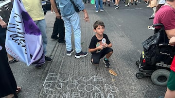 Sebastião, 7, escreveu com um giz no asfalto 'onde está meu vovô assinado Tião'. Foto: Acervo Pessoal/ Marcelo Rubens Paiva