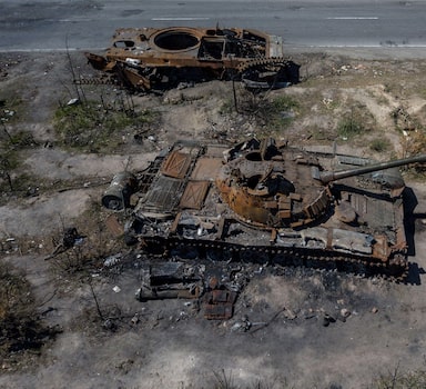 Um tanque de guerra russo destruído é abandonado em Irpin, na Ucrânia