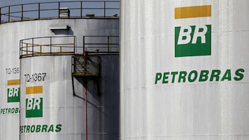 FILE PHOTO: The logo of Brazil's state-run Petrobras oil company is seen on a tank in at Petrobras Paulinia refinery in Paulinia, Brazil July 1, 2017. REUTERS/Paulo Whitaker/File Photo/File Photo. Foto: REUTERS/Paulo Whitaker