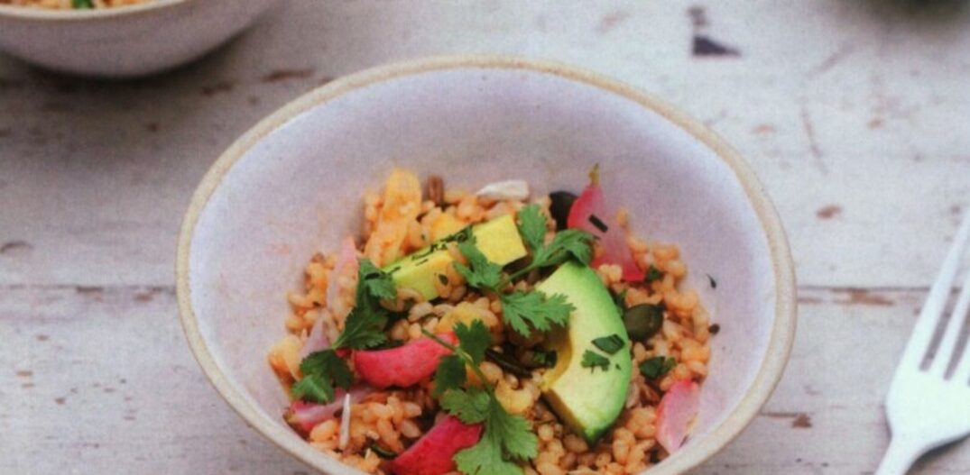 Tigela de arroz com gengibre, rabanete e abacate, receita do novo livro da apresentadora Nigella Lawson. Foto: Reprodução 