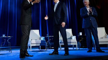 O ex-presidente dos Estados Unidos Bill Clinton observa o ex-presidente americano Barack Obama cumprimentar o presidente dos Estados Unidos, Joe Biden, em um evento de arrecadação em Nova York, Estados Unidos 
