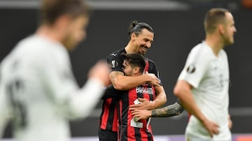 Ibrahimovic e Brahim Díaz se abraçam após gol do Milan na Liga Europa. Foto: Daniele Mascolo / Reuters