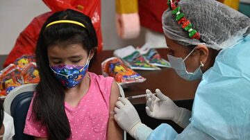 Menina é vacinada com imunizante da Pfizer na Bolívia; Estado de São Paulo pretende iniciar imunização em crianças de 5 a 11 anos na próxima sexta-feira, 14. Foto: AIZAR RALDES / AFP