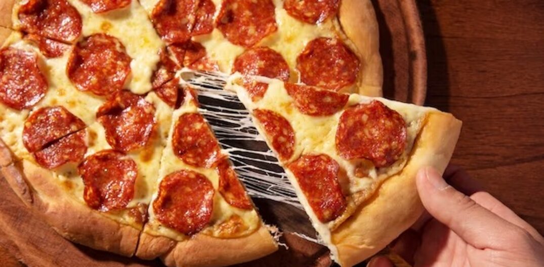 Pizza de queijo e pepperoni. Foto: Via Freepik