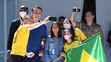 Presidente Jair Bolsonaro posa para selfies em frente ao Palácio do Planalto. Foto: EVARISTO SA / AFP