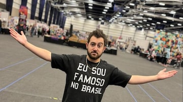 O ator Vincent Martella com a camiseta "Eu sou famoso no Brasil". Foto: @thevincentmartella Via Instagram