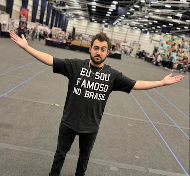 O ator Vincent Martella com a camiseta "Eu sou famoso no Brasil"