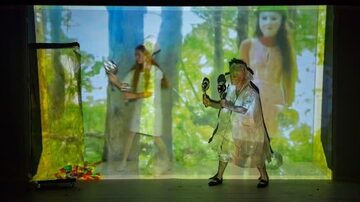 
Joan Jonas. Performance "They Come to Us without a Word II" no pavilhão dos Estados Unidos na 56ª Bienal de Veneza, em 2015. Fotografia de Moira Ricci. Divulgação.
