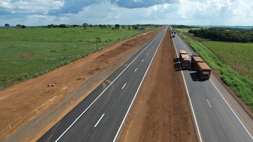 Foto mostra rodovia com duas pistas asfaltadas e vegetação nas margens. Na pista da direita, aparecem dois caminhões trafegando. Foto: Divulgação/ANTT. Foto: Foto: Divulgação/ANTT