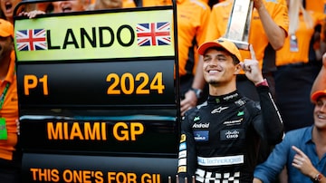 Britânico Lando Norris comemora vitória no GP de Miami, neste domingo.