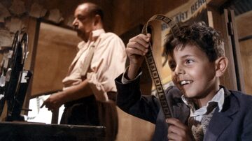'Cinema Paradiso' narra a história da amizade entre um garotinho fascinado pelo cinema e o projecionista do cinema da pequena cidade onde mora. Foto: Columbia Pictures