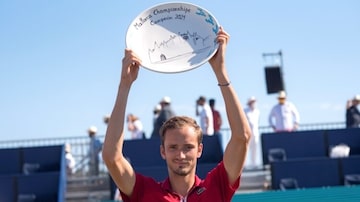 Daniil Medvedev levanta troféu de conquista do ATP 250 de Mallorca. Foto: Atienza / EFE