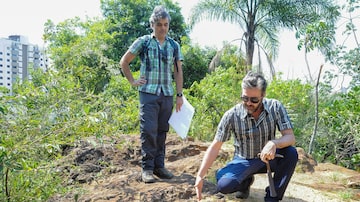 Maurício Guerreiro, da UFABC, e Renato Pinto, da USP, decidiram pesquisar as transformações no solo da cidade. Foto: Marcos Santos/USP Imagens