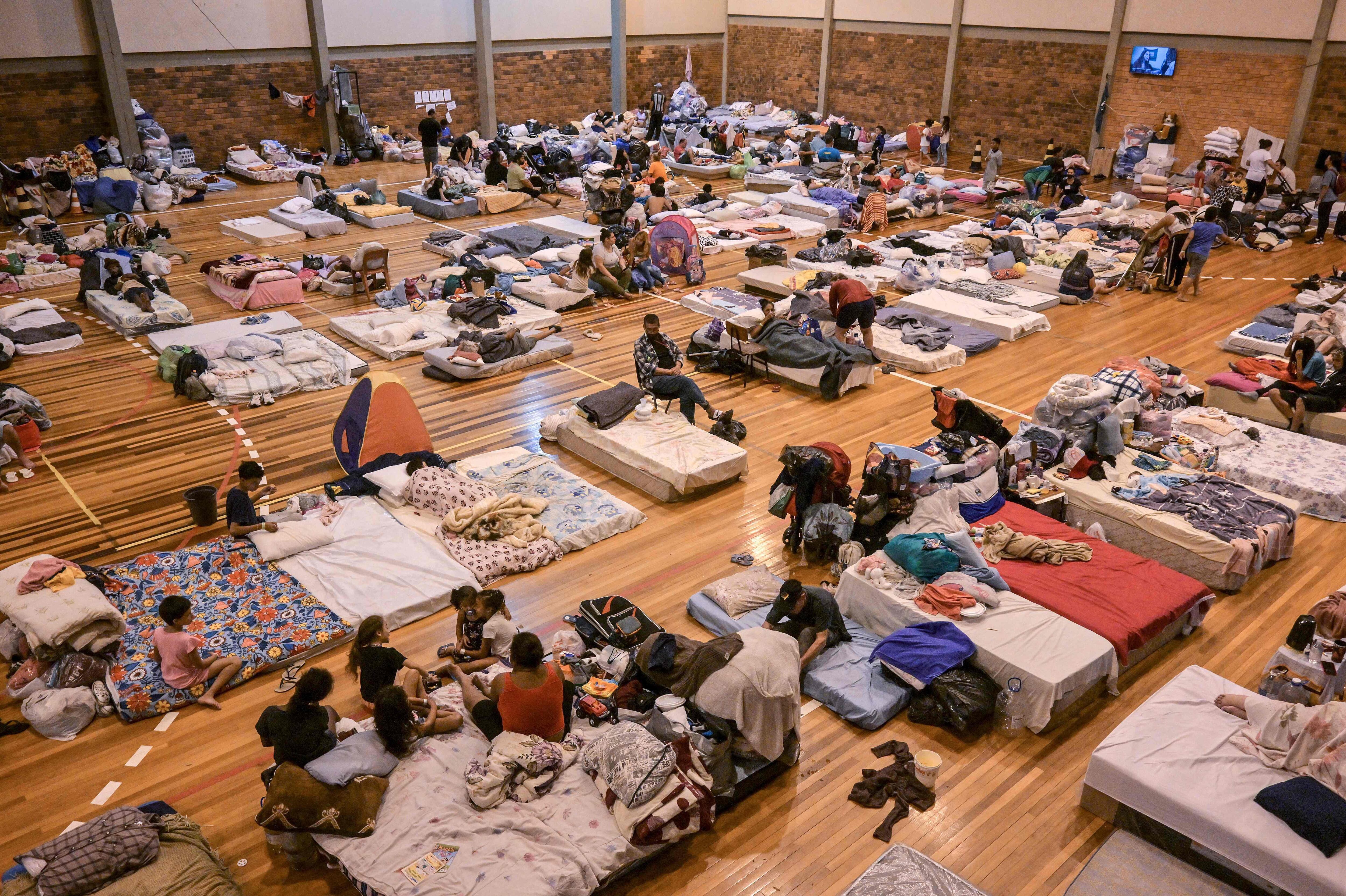 
Moradores são recebidos em abrigos na cidade de Porto Alegre