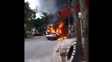 Ao menos oito vans foram incendiadas em áreas dominadas por grupos milicianos na zona oeste do Rio. Foto: Reprodução/Redes sociais