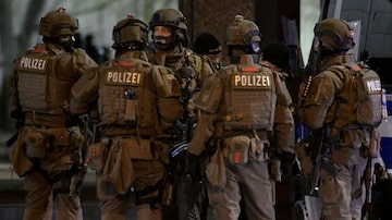 Special police gather after at least six people are dead and several more injured in a shooting in the northern German city of Hamburg, Germany, March 9, 2023.     REUTERS/Fabian Bimmer. Foto: Fabian Bimmer/Reuters