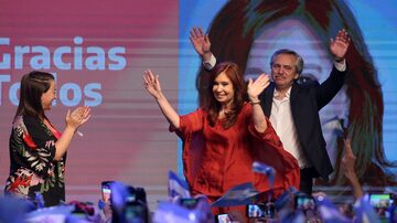 Alberto Fernández comemora resultados das eleições argentinas com vice, Cristina Kirchner. Foto: REUTERS/Agustin Marcarian