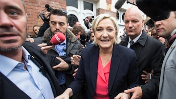 Marine Le Pen votou no norte da França, mas vai acompanhar a apuração em Paris. Foto: Oliver Hoslet/EPA
