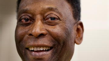 FILE - Brazilian soccer legend Pele smiles during a media opportunity at a restaurant in London, March 20, 2015. Pelé, the Brazilian king of soccer who won a record three World Cups and became one of the most commanding sports figures of the last century, died in Sao Paulo on Thursday, Dec. 29, 2022. He was 82. (AP Photo/Kirsty Wigglesworth, File). Foto: (AP Photo/Kirsty Wigglesworth, File)