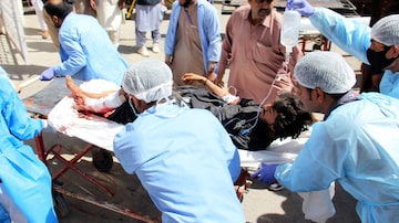 Quetta (Pakistan), 29/09/2023.- A victim of a suicide bomb blast at a mosque in Mastung, is shifted to hospital in Quetta, the provincial capital of restive Balochistan province, Pakistan, 29 September 2023. At least 52 people were killed and over 50 wounded on 29 September in a suicide bombing in Mastung, during a rally celebrating Eid-e-Miladun Nabi, a festival to celebrate the birth of Prophet Muhammad, according to the officer-in-charge of the police station at Mastung, Mohammad Javed Lehri. Pakistan has witnessed a surge in terrorism-related incidents, including sectarian violence between Islamists, following the fall of Kabul to the Afghan Taliban. (Terrorismo) EFE/EPA/FAYYAZ AHMED
. Foto: EFE/EPA/FAYYAZ AHMED