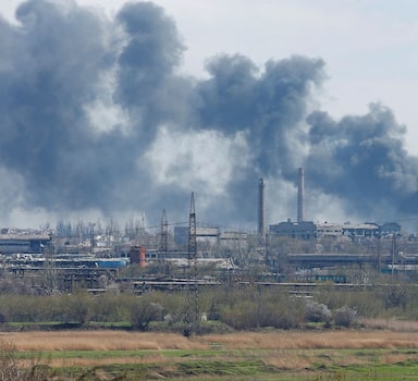 Fumaça na área da fábrica localizada em Mariupol, onde soldados ucranianos estão escondidos