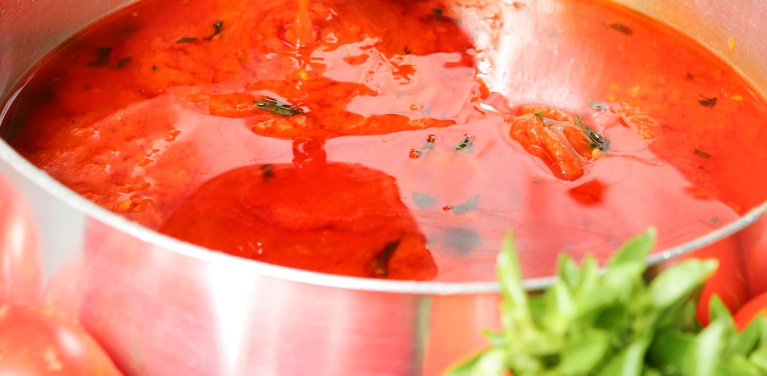 Panela com molho vermelho sendo derramado por uma concha. Foto: MARCOS MENDES/AE