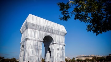 A instalação de Christo e Jeanne-Claude, o Arco do Triunfo embrulhado na Champs Elysees em2021. Foto: REUTERS/Benoit Tessier
