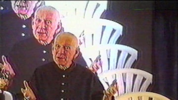 WAS97:SUICIDES-LEADER:NEW YORK,27MAR97 - The leader of the Heaven's Gate cult who led 39 people in a mass suicide in Southern California was a man named Marshall Applewhite, CBS News reported March 27. Applewhite is shown addressing followers in a videotape aired by the network and made just days ago in which Applewhite said, "You can follow us, but you cannot stay here and follow us." CBS said his body was among the 39 found dead at a mansion outside of San Diego. sv/HO-CBS Evening News REUTERS. Foto: HO-CBS Evening News REUTERS