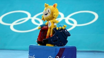 Pelúcia de Vinícius virou objeto importante na luta olímpica. Foto: Reuters