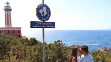 Placa de beijo 'obrigatório' fica no Belvedere del Sognatore, em Anacapri. Foto: Ansa/Giuseppe Catuogno