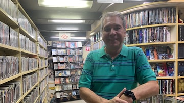 Paulo Sérgio Baptista Pereira, dono da Vídeo Connection: locadora de DVDs que resiste em corredor do Edifício Copan. Foto: Fernando Scheller/ Estadão