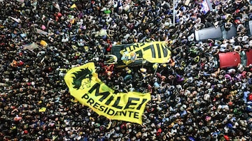Apoiadores do presidente eleito Javier Milei após Sergio Massa assumir a derrota na Argentina