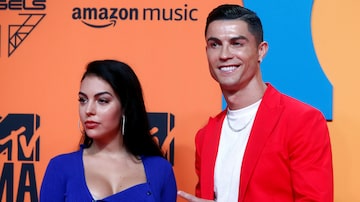 Cristiano Ronaldo and Georgina Rodriguez pose on a red carpet as they arrive at the 2019 MTV Europe Music Awards at the FIBES Conference and Exhibition Centre in Seville, Spain, November 3, 2019. REUTERS/Jon Nazca. Foto:  REUTERS/Jon Nazca