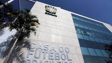 WJCONVOCA5 - RIO DE JANEIRO - RJ - 14/05/2018 - CONVOCAÇÃO SELEÇÃO BRASILEIRA/COPA DA RUSSIA 2018/TITE  - ESPORTES OE - Fachada da sede da CBF, onde acontece o anúncio de convocados para a Copa do Mundo, ganhou um novo letreiro. A inscrição "Casa do Futebol Brasileiro" foi colocada onde, até 2015, aparecia o nome pelo qual o prédio havia sido batizado: José Maria Marin. O letreiro com o nome do ex-presidente foi retirado em junho daquele ano, dias após ele ser preso na Suíça em operação ordenada pela Justiça americana.
    FOTO: WILTON JUNIOR/ESTADÃO. Foto: Wilton Junior/ Estadão