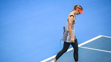 Sharapova sente problema na perna e abandona partida contra Aryna Sabalenka. Foto: STR / AFP