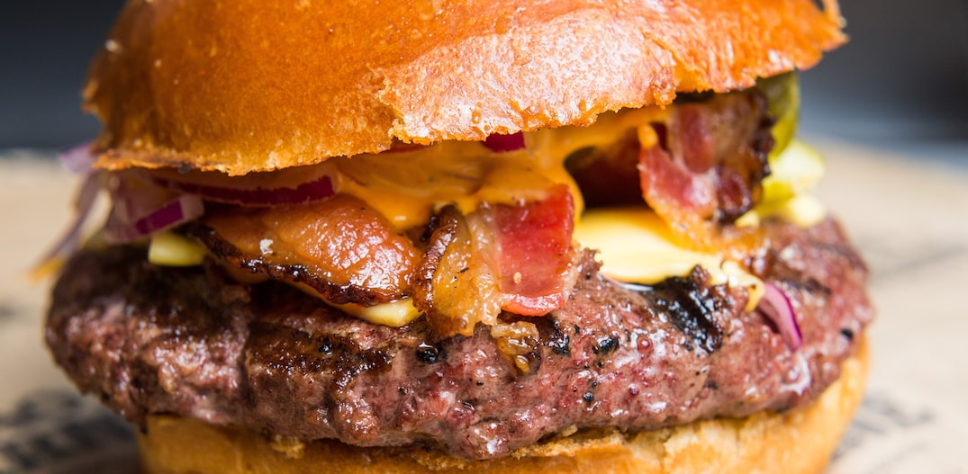 Cheese burger com bacon da hamburgueria Pão com Carne. Foto: Tiago Queiroz/Estadão 
