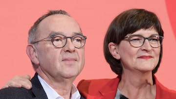 Os novos líderes do SPD, Norbert Walter-Borjans (E) e Saskia Esken. Foto: Joerg Carstensen/dpa via AP