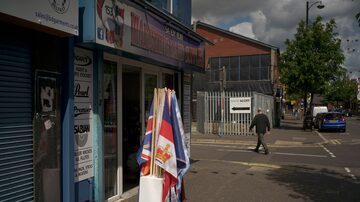 Bandeiras da Grã-Bretanha em em Sandy Row, comunidade predominantemente protestante na região sul de Belfast, capital da Irlanda do Norte. Foto: Paulo Nunes dos Santos/The New York Times