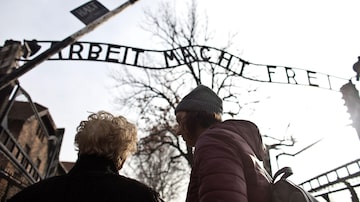 Jona Laks, survivor of Dr. Josef Mengele's twins experimentsand her granddaughter, Lee Aldar stand next to the gate with the slogan "Arbeit macht frei" ("Work sets you free") as they start their visit at the Auschwitz death camp in Oswiecim, Poland January 26, 2020 REUTERS/Nir Elias. Foto: Nir Elias/Reuters 