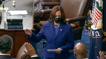 Vice-presidente Kamala Harris empossa senadores democratas. Foto: Senate Television / via AP